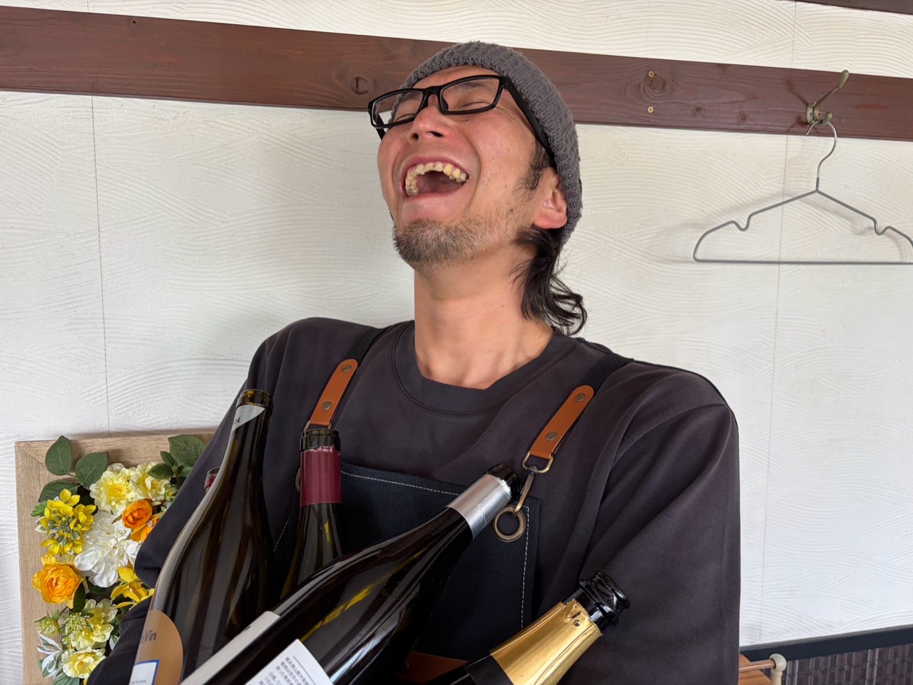 大好きなワインを抱え、楽しそうに笑う古賀真人