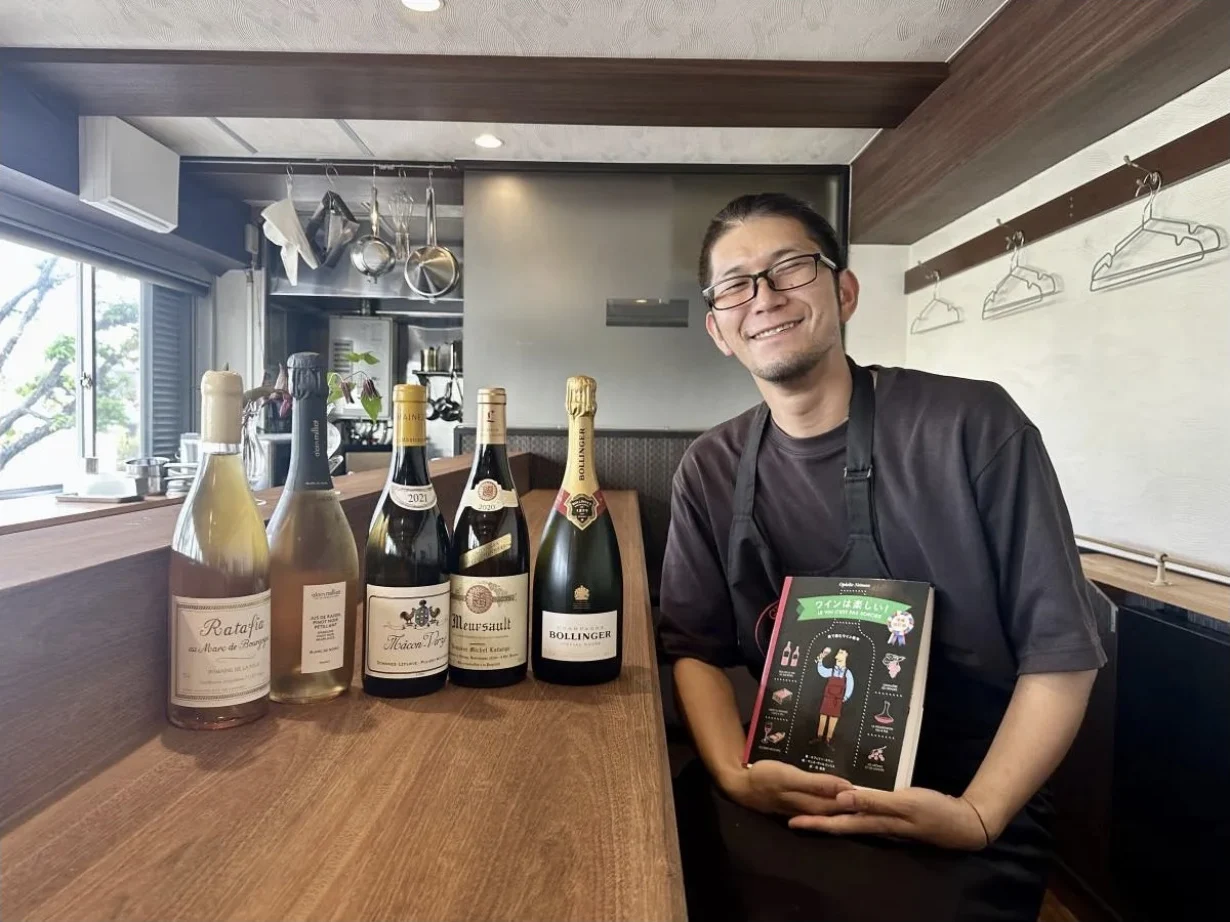 ワインとともに笑顔で迎える店主・古賀真人