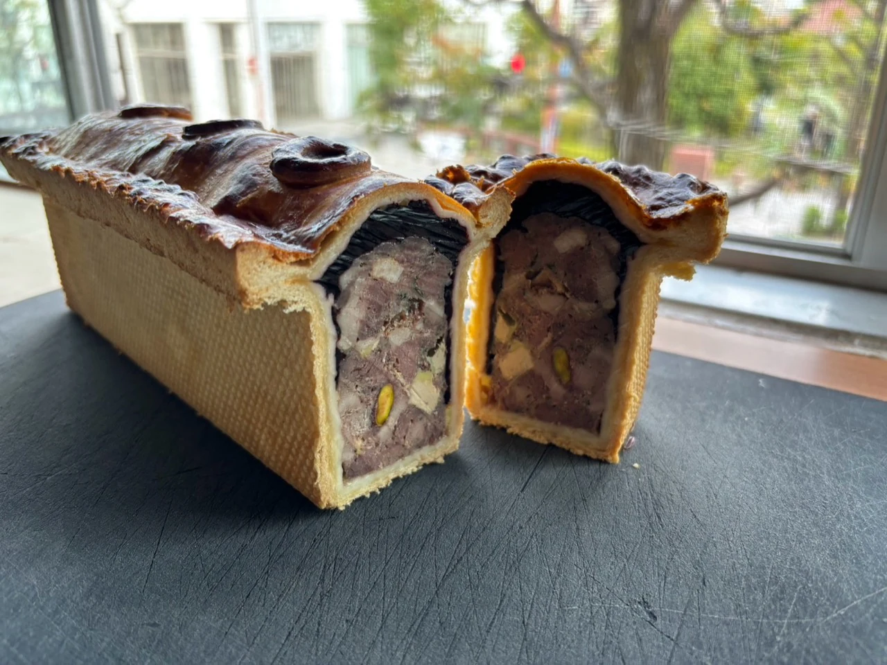 香ばしく焼き上げたパイ包みの一皿